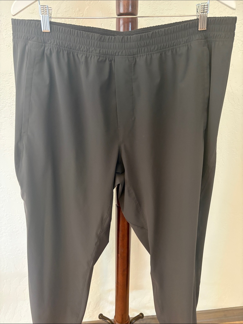 Men’s Lululemon performance pant.